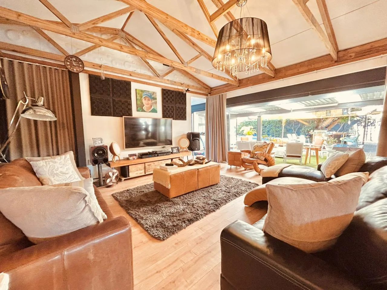 Contemporary 4 Bedroom Home for Sale in Meer En See photo 6
